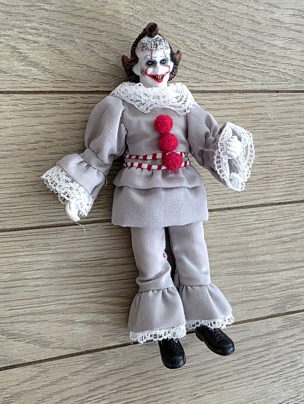 Mego Poseable IT Pennywise Action Figure 8-Inch Horror Movie Stephen King Collec